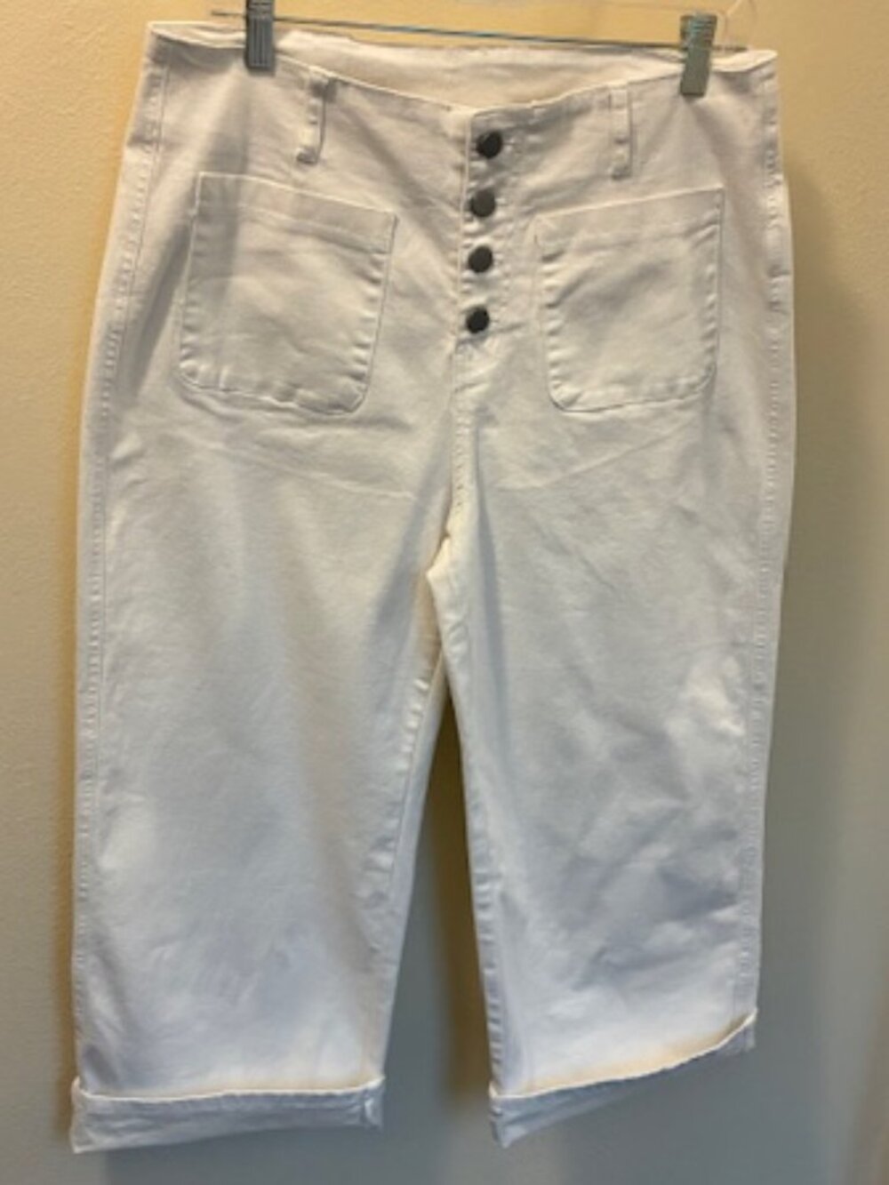 Ladies white capri  pants, button front, cuffed